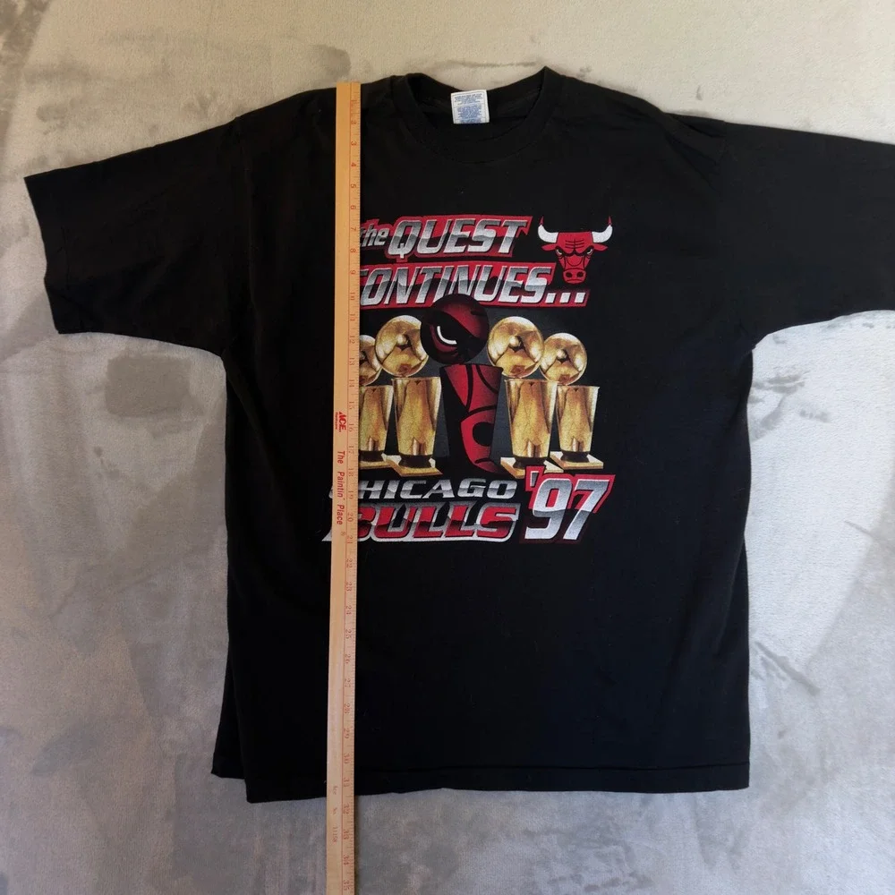 Vintage 1997 Chicago Bulls Quest Continues NBA Preseason Tour T-Shirt Pro Player